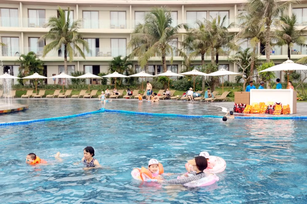 Bể bơi nước mặn rộng 5.100 m2 tại FLC Sầm Sơn được thiết kế với hệ thống lưu dẫn nước biển tự động và khu vực riêng cho trẻ em, đảm bảo an toàn và sức khỏe cho bé