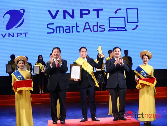 Đại diện Công ty CNTT VNPT nhận danh hiệu Top 10 Sao Khuê năm 2018, với giải pháp truyền thông qua màn hình hiển thị VNPT SmartAds.