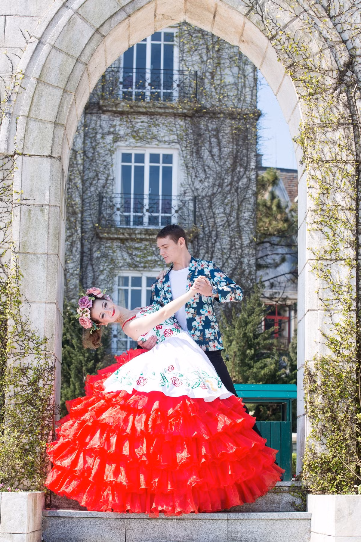 Điệu valse tình tứ hay vũ điệu cuồng nhiệt mang tên “Dạ vũ mùa xuân, “Vũ khúc ngày đẹp tươi” do các nghệ sĩ châu Âu trẻ trung biểu diễn quanh khu vực Quảng trưởng Du Dôme khiến đôi chân du khách không thể đứng yên. Đến Lễ hội “Xứ sở muôn sắc hoa”, bỗng thấy cuộc sống ngọt ngào hơn, và giây phút đầu tiên của mùa xuân trở nên ấn tượng, ý nghĩa hơn