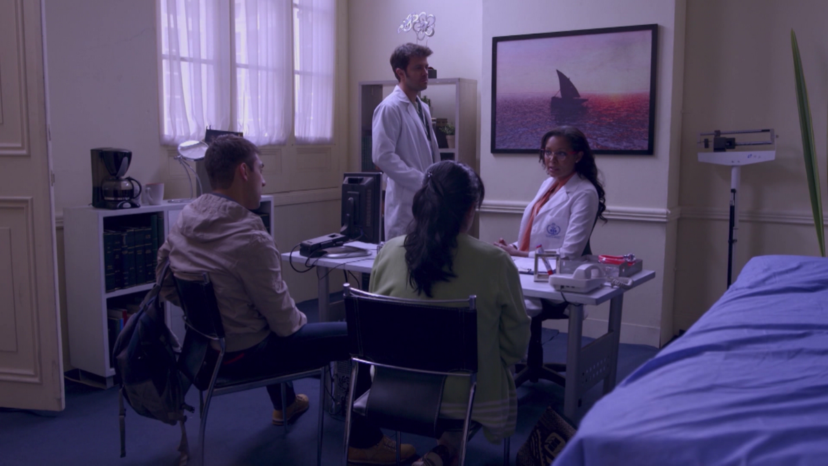 Các bác sĩ thông báo tình trạng sức khỏe của Belky cho mẹ cô và Manuel.