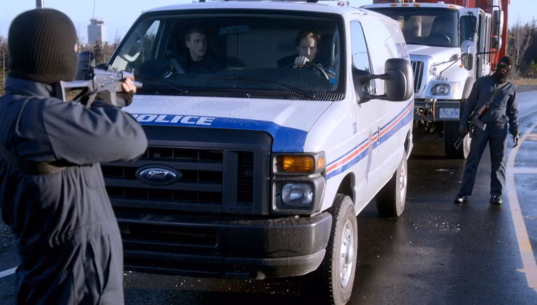 Hai tên bịt mặt chặn đầu xe cảnh sát.