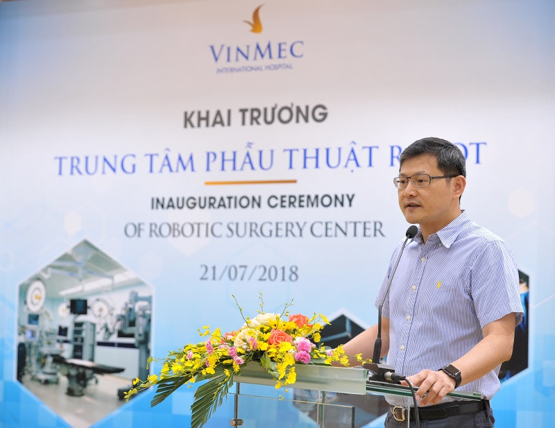 GS Hung – Cheng Lai – Phó Tổng Giám đốc Bệnh viện Shuang Ho, Đại học Y khoa Đài Bắc (Đài Loan) đã đến chúc mừng Trung tâm phẫu thuật robot Vinmec.