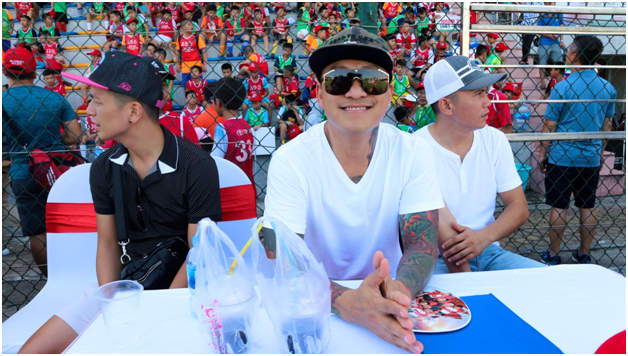 Một Tuấn Hưng rất đời thường tại sự kiện.