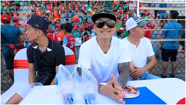 Một Tuấn Hưng rất đời thường tại sự kiện.