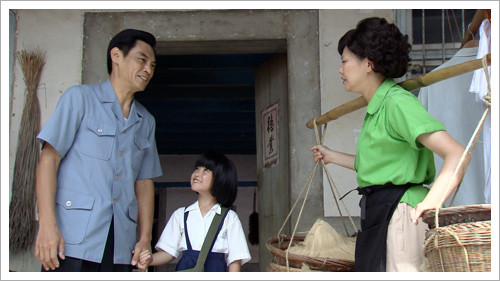 Can Đắc đưa con gái đi học.