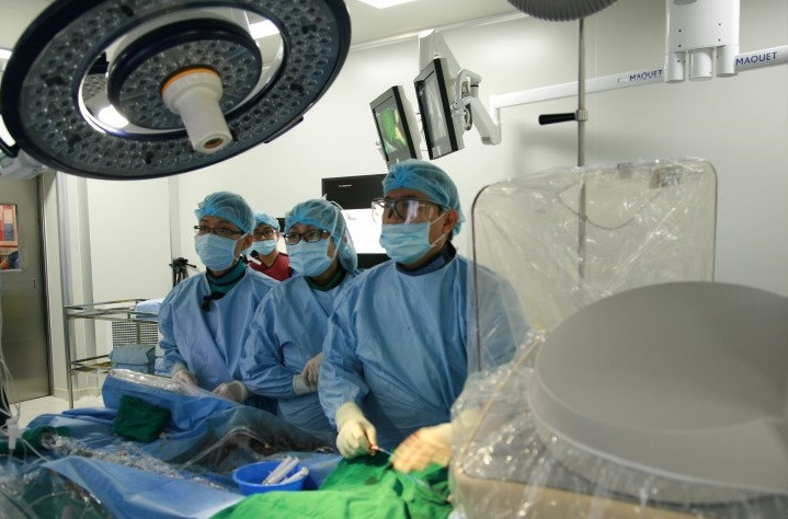 Tháng 3.2018, GS Võ Thành Nhân cùng các đồng nghiệp đã thực hiện thành công ca TAVI rất phức tạp cho cụ Nguyễn Văn Đúng khi cụ đã 90 tuổi.