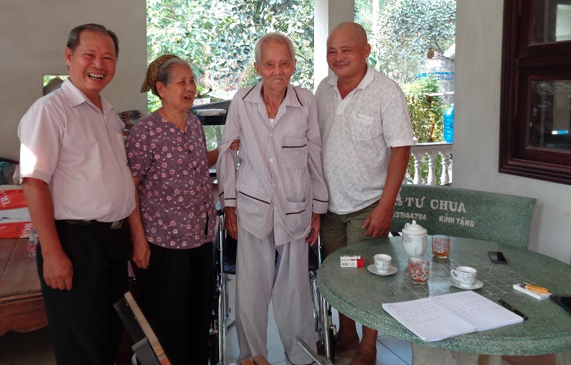 Gia đình cụ Đúng và các con vô cùng vui mừng trước sự thay đổi chất lượng cuộc sống đối với người cha sau khi cụ được phẫu thuật.