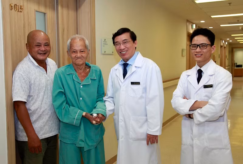 Ngay sau ca mổ vài ngày, cụ Đúng đã có thể đứng lên và đi lại được sau 7 nằm phải nằm liệt giường.