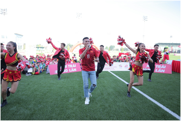 Tú Dưa biểu diễn bài “The Cup of life” vô cùng sôi động.