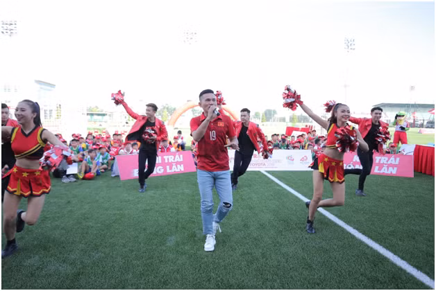 Tú Dưa biểu diễn bài “The Cup of life” vô cùng sôi động.