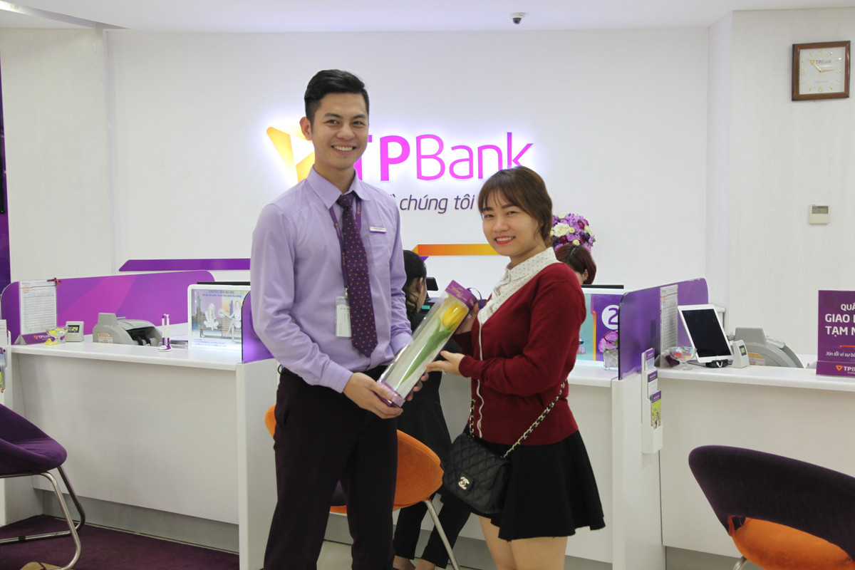 Nhiều khách hàng nữ vui thích khi được nhận quà tại TPBank.