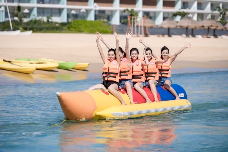 Bơi thuyền chuối thỏa thích trên biển tại FLC Quy Nhơn.