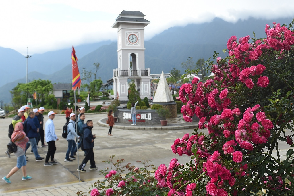 Ngay từ cổng vào khu du lịch, những vòm hoa hồng leo rực rỡ đã khiến hết thảy du khách đến Sun World Fansipan Legend đều phải dừng bước, để không chỉ chiêm ngưỡng, trầm trồ...