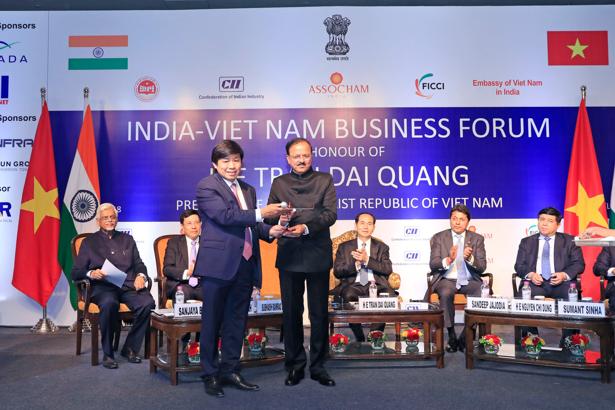 Ông Nguyễn Thanh Hùng – Phó Chủ tịch Hội đồng Quản trị Vietjet tặng quà lưu niệm cho Quốc vụ khanh Bộ Quốc phòng Ấn Độ Dr. Subhash Ramrao Bhamre/ Dr