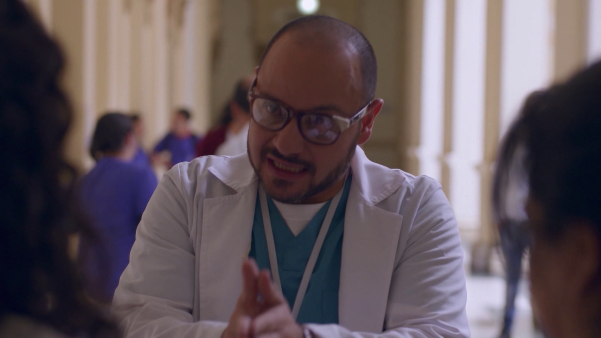 Bác sĩ Herminio thuyết phục Belky để đổi thuốc cho cô.