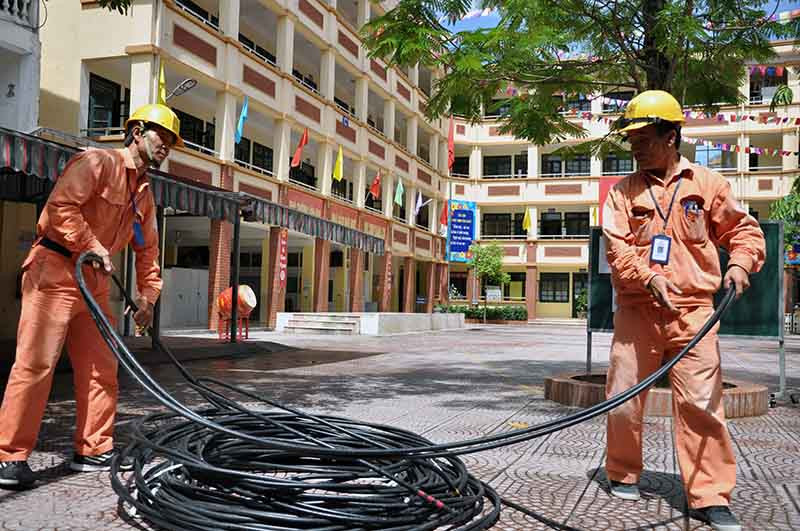 Tăng cường đường trục đảm bảo cấp điện tại các hội đồng thi - Ảnh; Hoa Việt Cường