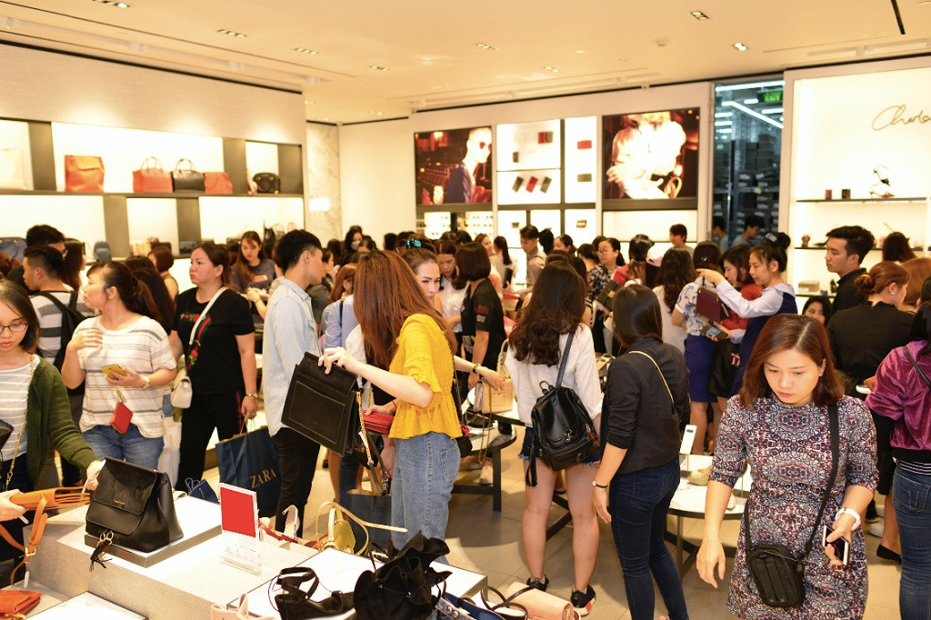 Hàng loạt các thương hiệu nổi tiếng khuyến mại hấp dẫn đến 50%.