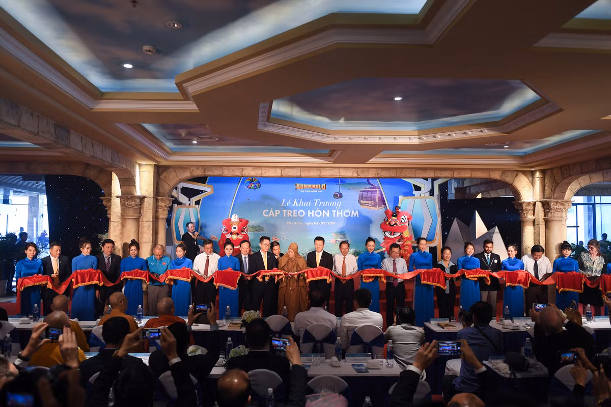 Cắt băng khánh thành.