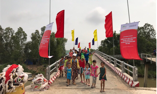 Niềm vui các em nhỏ trên cây cầu mới trong ngày Lễ khánh thành.