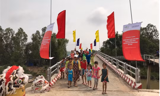 Niềm vui các em nhỏ trên cây cầu mới trong ngày Lễ khánh thành.