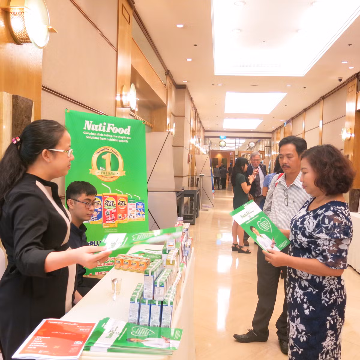 Khách hàng tham gia diễn đàn tìm hiểu gian hàng của Công ty Cổ phần NutiFood.