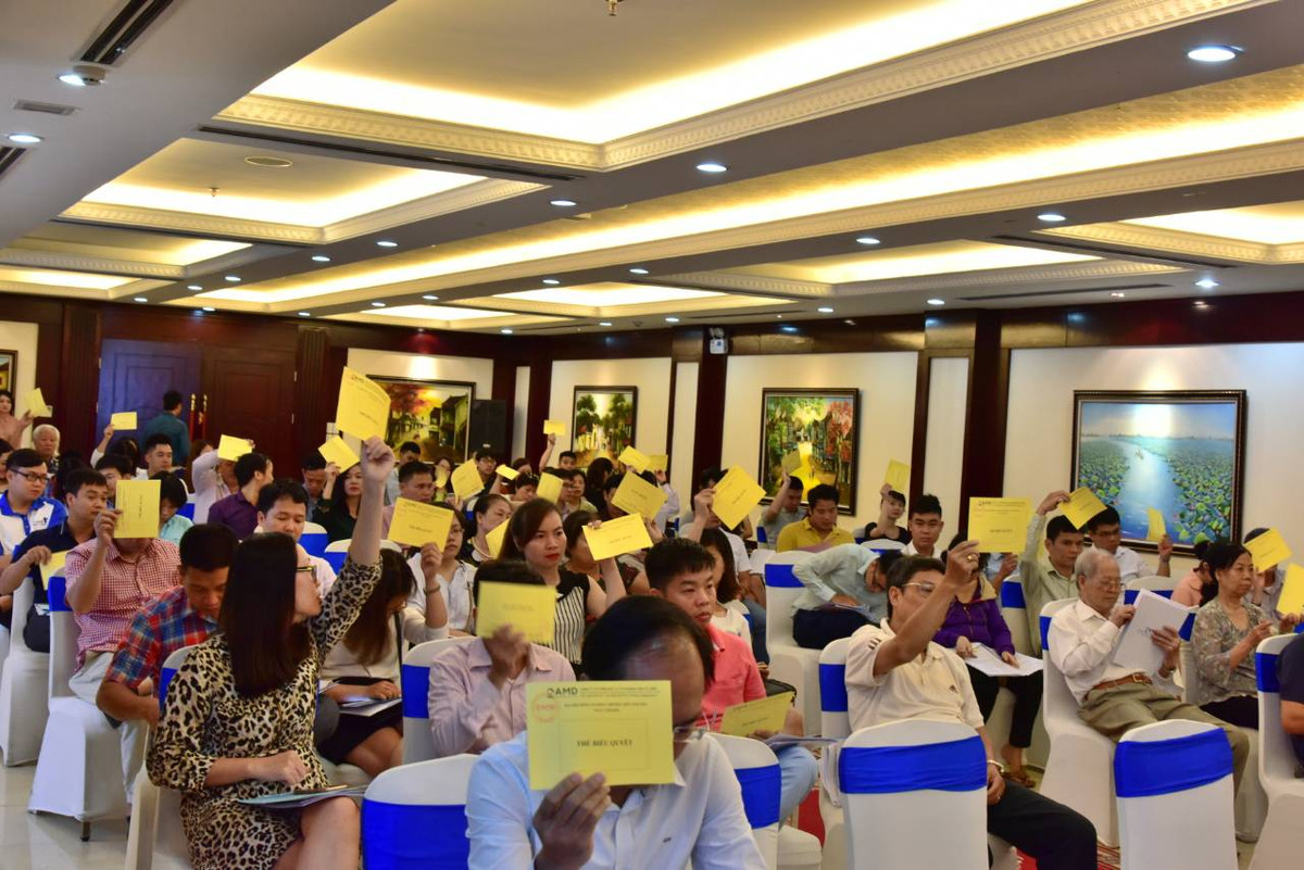 Cổ đông biểu quyết thông qua chương trình đại hội.