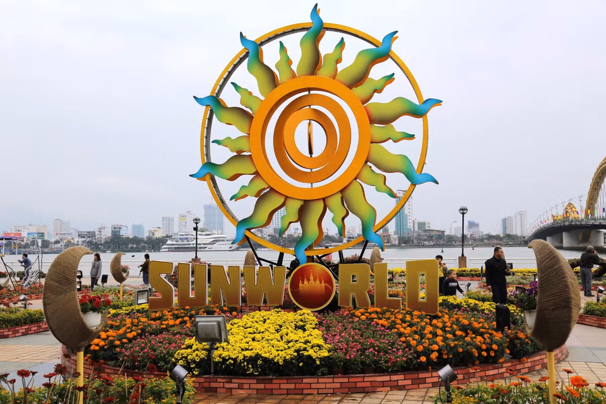 Không chỉ trang hoàng Thành phố biển với đường hoa xuân, Tập đoàn Sun Group còn góp một phần nhỏ bé mang pháo hoa lung linh tới Đà thành trong đêm Giao thừa, tại điểm bắn cầu Nguyễn Văn Trỗi. Dạo bước đường hoa xuân rồi, đừng quên cái hẹn ngắm pháo bông đêm Giao thừa khi tới Đà Thành dịp năm mới nhé. Đường hoa xuân sẽ còn khoe sắc đón bè bạn gần xa tới 25/2/2018 (tức mùng 10 tháng Giêng Âm lịch). Được biết, tổng kinh phí tài trợ đường hoa là 5 tỷ đồng.