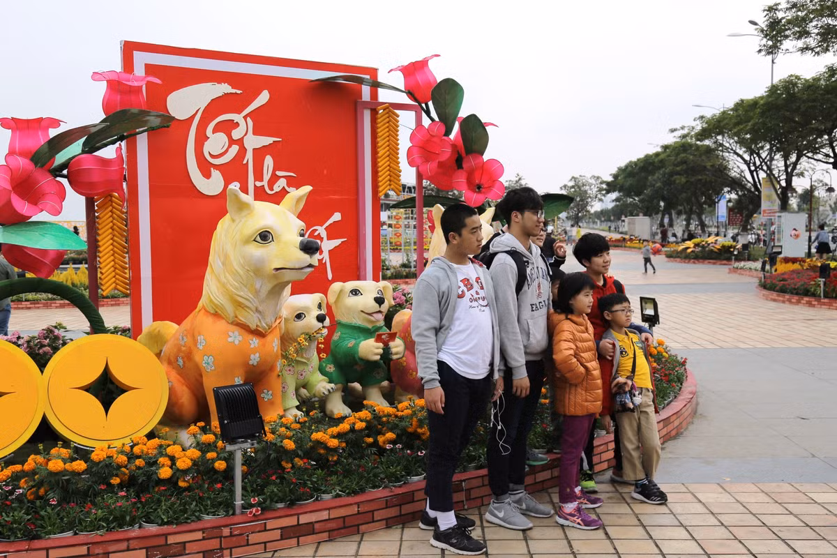 Với chủ đề Xuân Sắc Màu, đường hoa lấy hình ảnh Mặt Trời làm chủ đạo, với sự kết hợp hài hòa các hình tượng linh thú. Những linh thú đáng yêu trở thành “phông nền” đặc biệt cho các bạn trẻ pose hình. Ai đến đây cũng “check in” khu vực này như một lời chào 2018, chào năm Mậu Tuất nhiều may mắn.