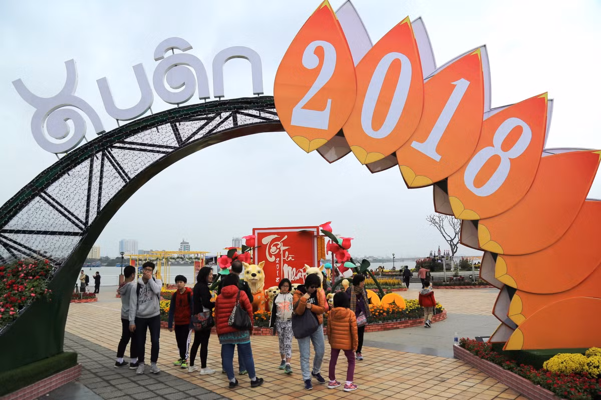 Chỉ mới chính thức khai mạc từ ngày 12/2 (tức 27 Tết), nhưng đường hoa Xuân Đà Nẵng đã chứng tỏ sức hút, khi liên tục đón nhiều đoàn du khách và người dân vãn cảnh ngắm hoa.