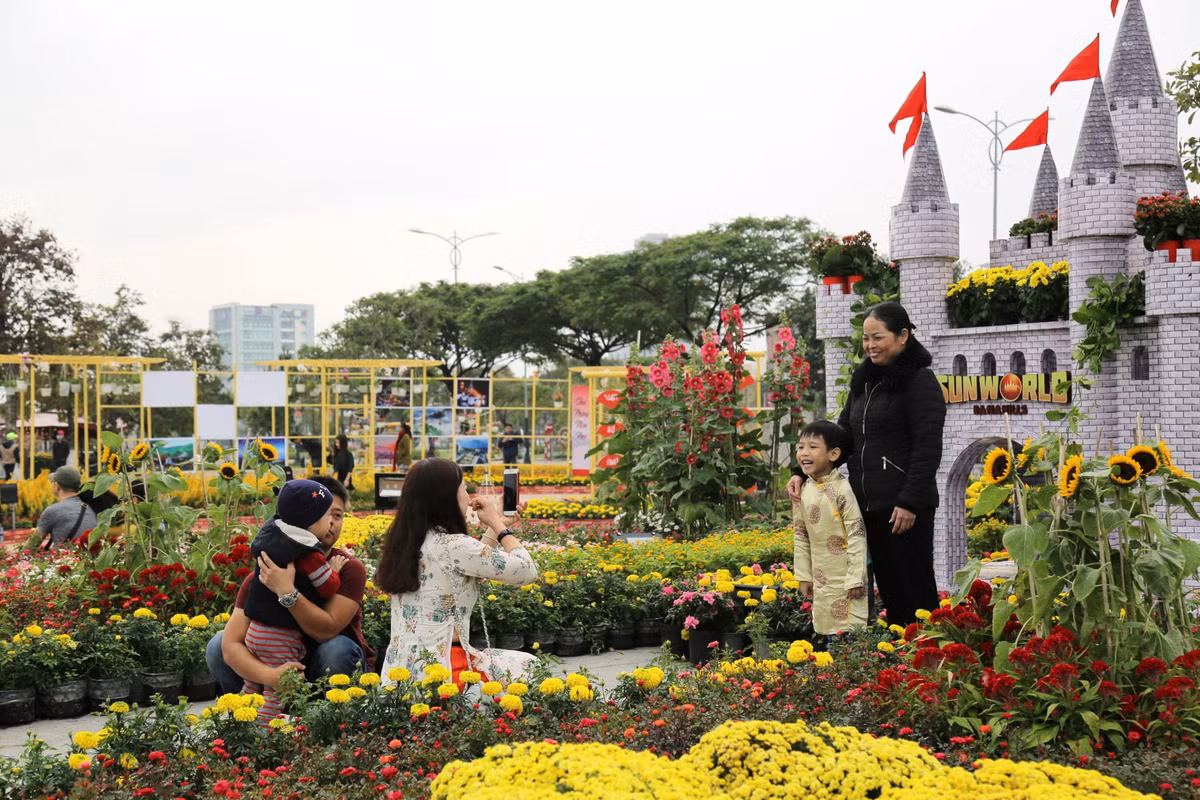 Chăm chú chụp hình cho mẹ và con trai, chị Tuyết Minh chia sẻ: “Thấy bạn bè ở Hà Nội post ảnh hoa Nghi Tàm, Quảng Bá tràn đầy không khí Tết, tôi ghen tị lắm. Nhưng sau hôm nay thì tôi đã có cơ man ảnh up Face rồi. Chưa ở đâu nhiều hoa tươi và cùng lúc có đủ các loài hoa mùa xuân như ở chỗ này. Tôi nhất định còn rủ nhóm đồng nghiệp đi check in áo dài thêm lần nữa”. 