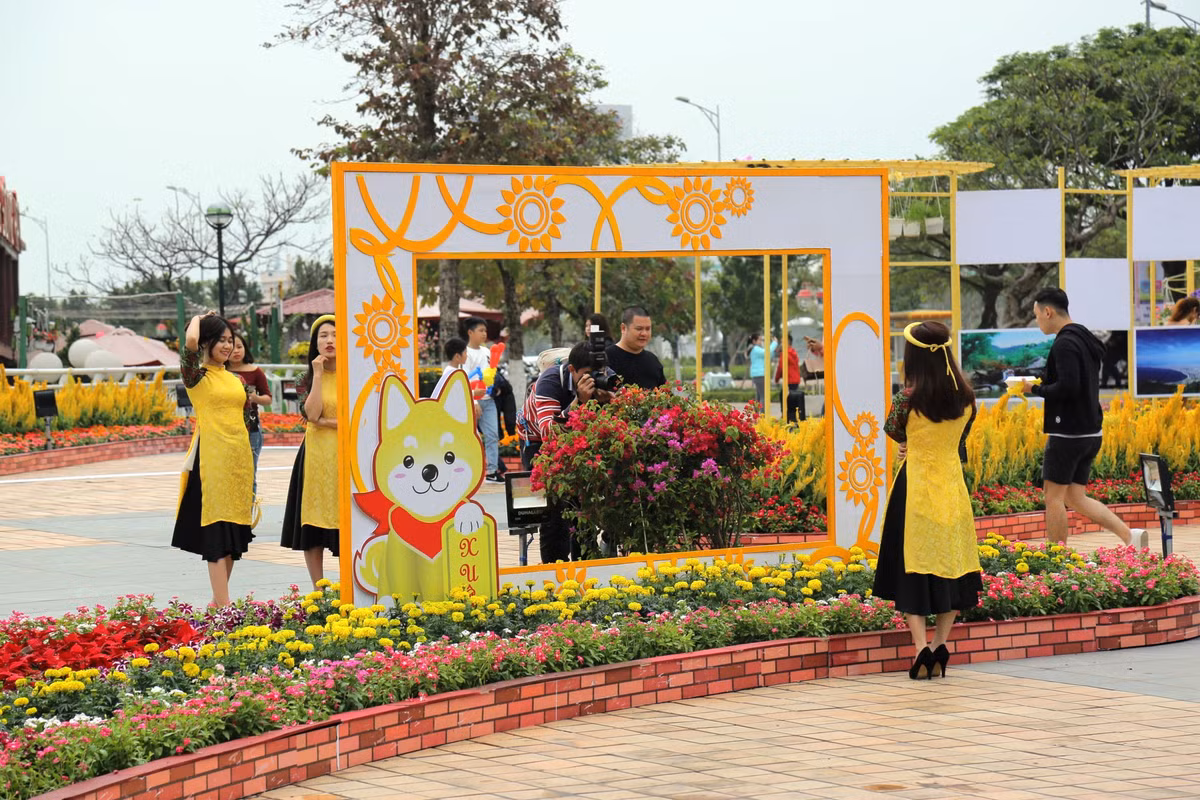 Ngoài các gia đình, cặp đôi, ai cũng tìm thấy góc lý tưởng của mình ở đường hoa này. Nếu diện áo dài vàng ư, bạn và các cạ cứng tha hồ đi tìm những khu vực ngập tràn hoa vàng để tạo dáng. Nếu có một cuộc bình chọn trang phục được yêu thích nhất đường hoa xuân, thì đó chính là tà áo dài duyên dáng, đủ màu sắc, phong cách. Các nàng xuân như góp phần làm cho đường hoa lãng mạn, thơ mộng hơn.