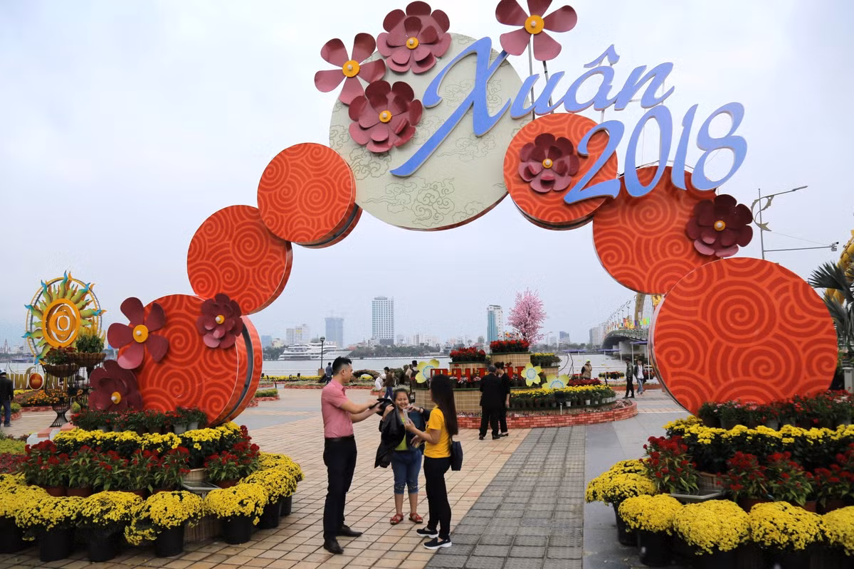 Đặc biệt, sắc vàng may mắn của đủ loài hoa cúc hội tụ hết ở đường hoa rực rỡ sắc màu này. Nào cúc hasfarm vàng, cúc mâm xôi…nhiều nhất là cúc vạn thọ. Sắc vàng tươi vui của hoa, với những tiểu cảnh hấp dẫn như vòng xoay Mặt trời đủ sắc màu, tiệp với không gian nên thơ của sông Hàn. Đây chắc chắn là điểm du xuân đầu năm mới lý tưởng bậc nhất cho cư dân Đà thành.