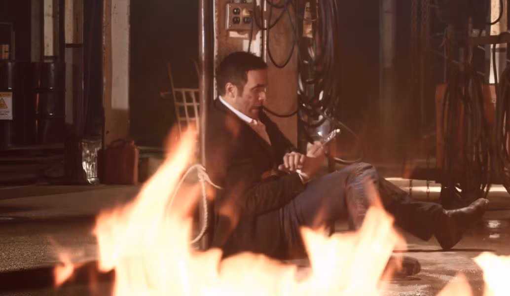 Jake cố thoát thân trước khi ngọn lửa nuốt trọn tất cả.