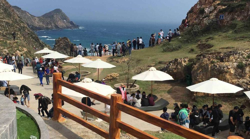 Được đầu tư cải tạo và phát triển bởi Tập đoàn FLC, Eo Gió ngày càng chứng tỏ sức hấp dẫn đặc biệt với khách du lịch địa phương cũng như cả nước.