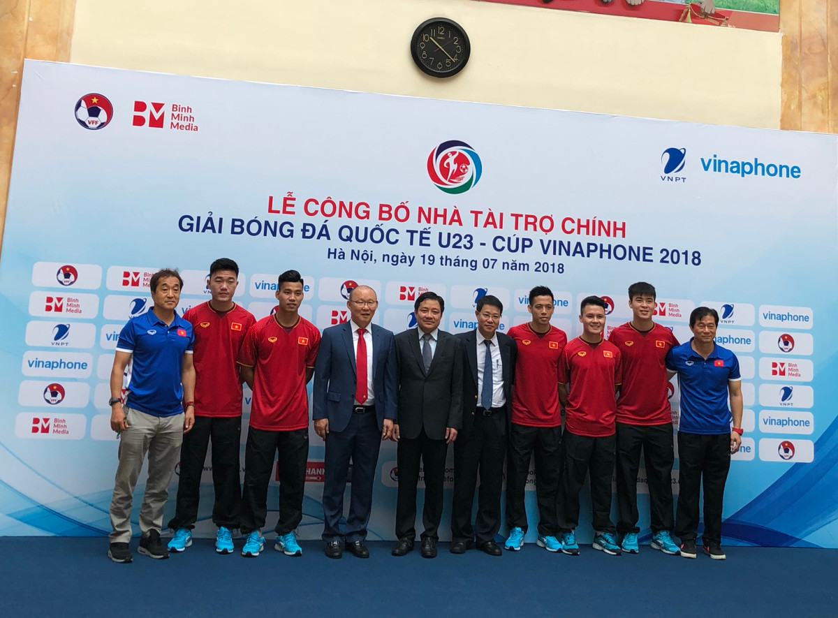 Đại diện VNPT chụp ảnh lưu niệm cùng đội tuyển U23 Việt Nam