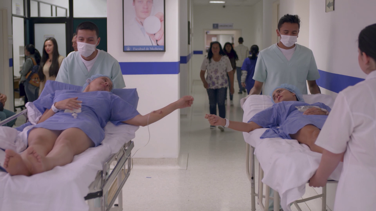 Hai chị em chuẩn bị làm phẫu thuật.