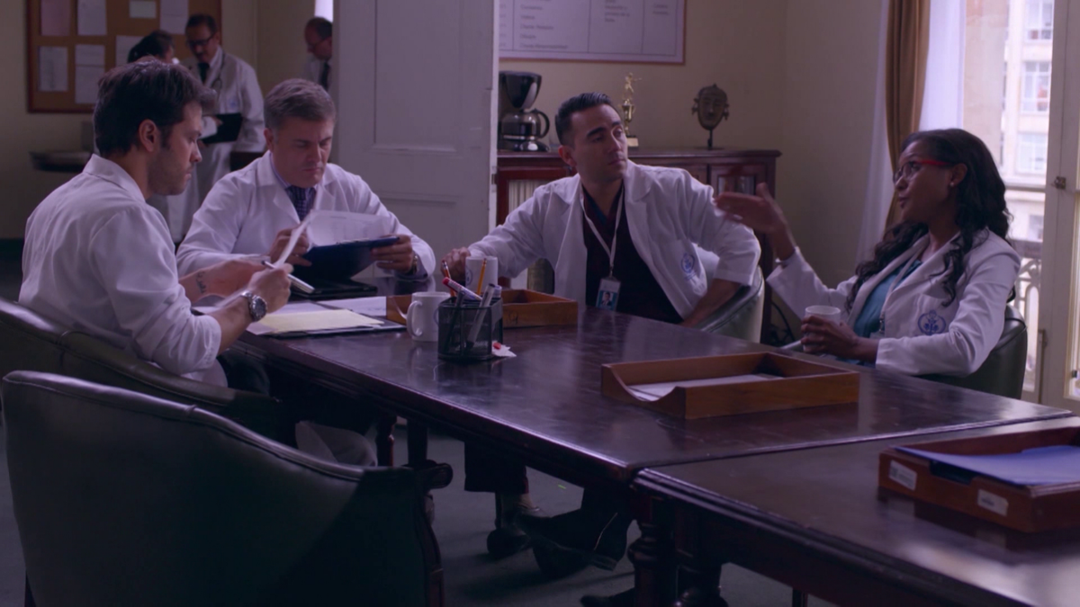 Hội đồng bác sĩ thảo luận về bệnh tình của Belky.