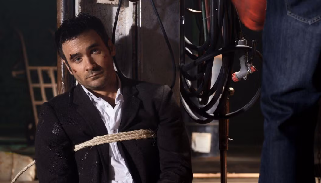 Jack bị đánh bất tỉnh và trói chặt.