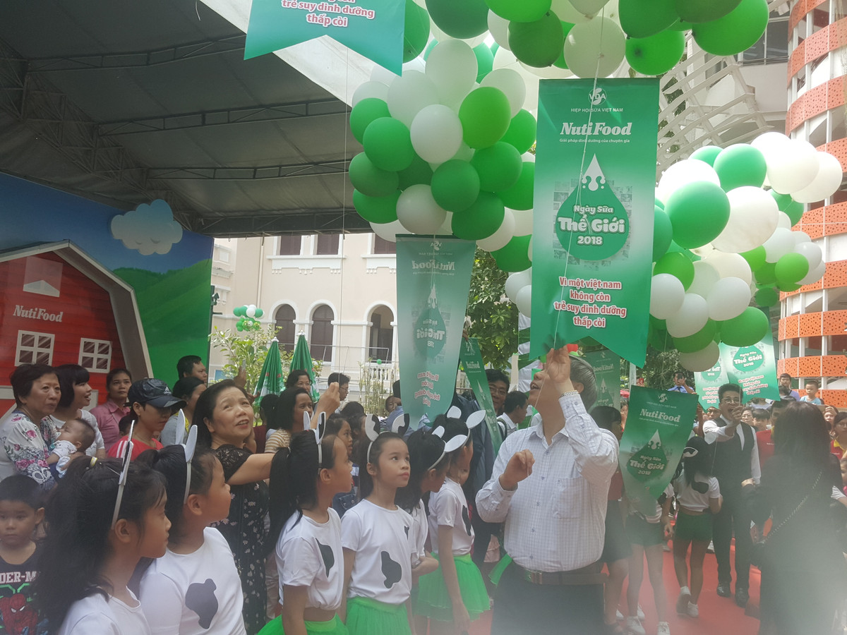 Đại biểu cùng các em thiếu thi thả bóng bay chào mừng Ngày Sữa Thế Giới 2018