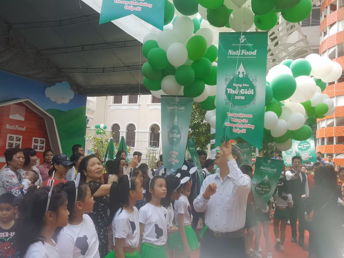 Đại biểu cùng các em thiếu thi thả bóng bay chào mừng Ngày Sữa Thế Giới 2018
