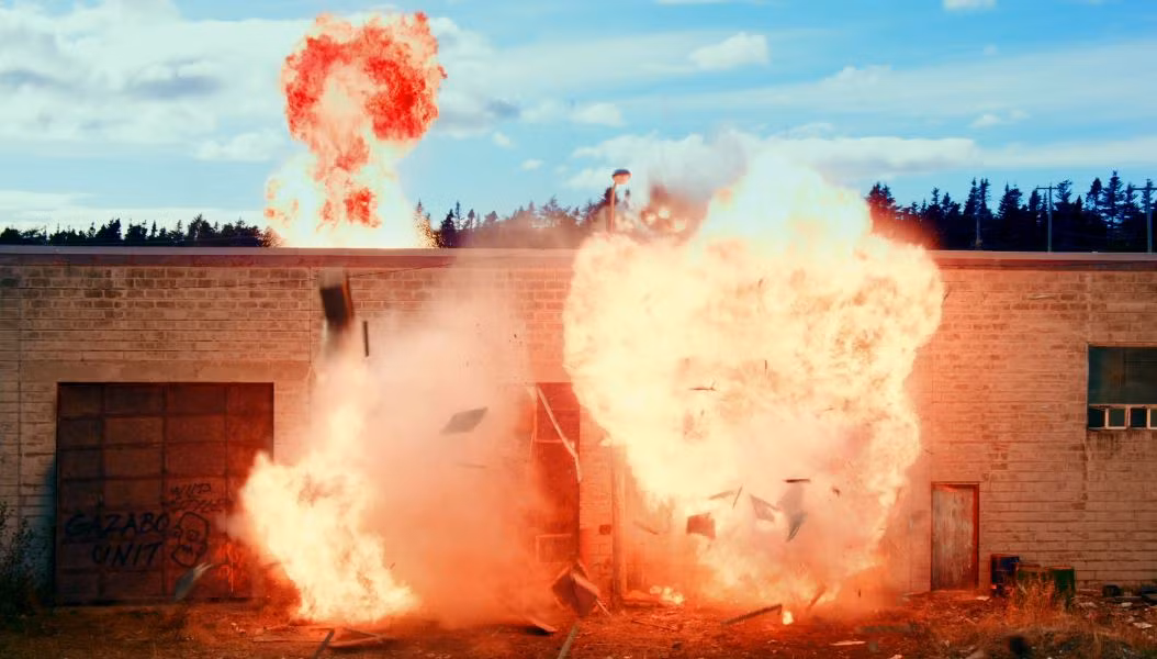 Cảnh tượng nổ kinh hoàng tại nhà kho.