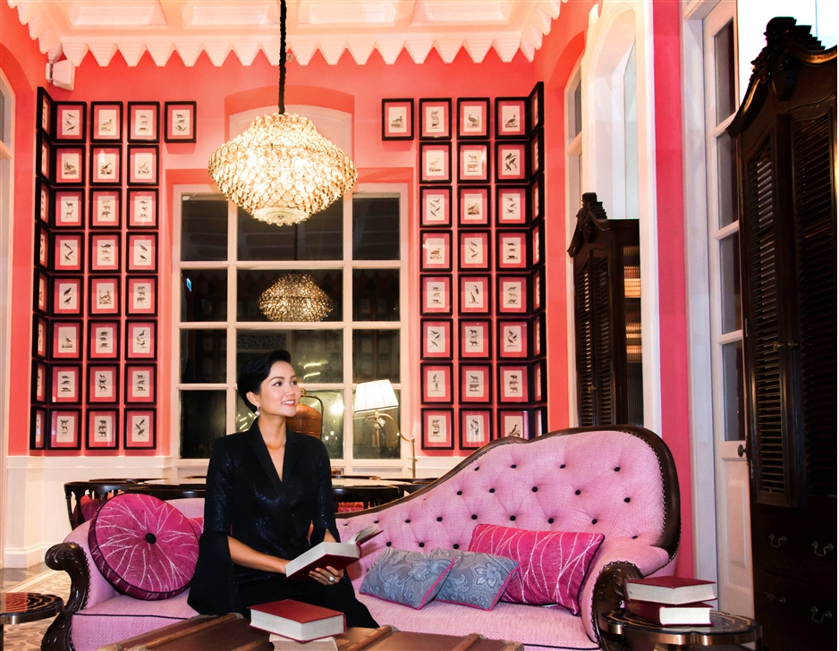 H’ He Niê thích thú với nội thất của nhà hàng được trang trí như một bảo tàng thu nhỏ với sách vở, bức điêu khắc danh nhân thế giới…