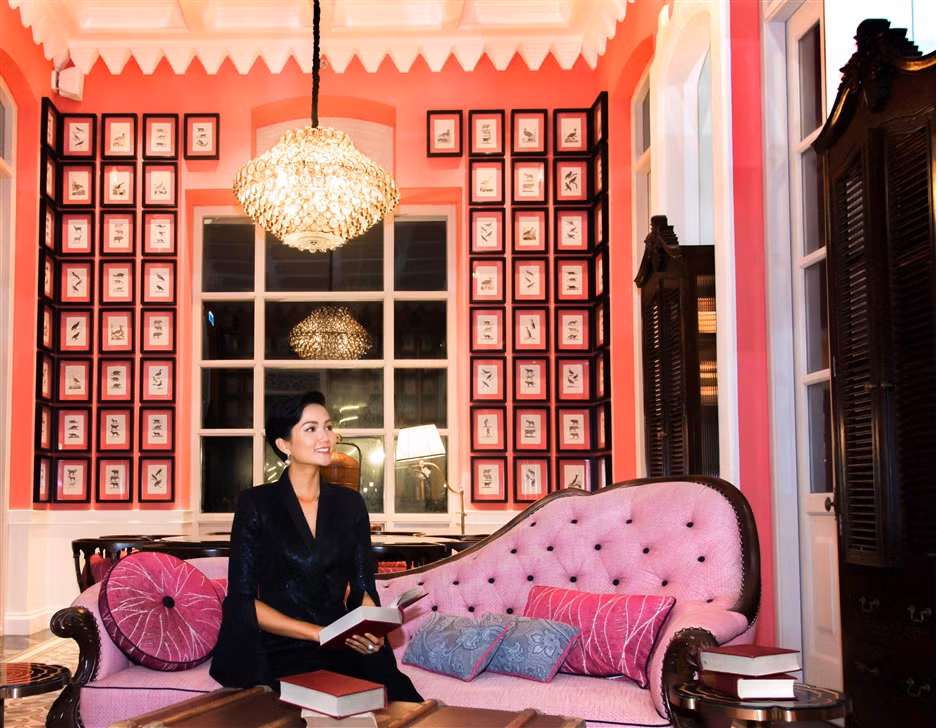 H’ He Niê thích thú với nội thất của nhà hàng được trang trí như một bảo tàng thu nhỏ với sách vở, bức điêu khắc danh nhân thế giới…