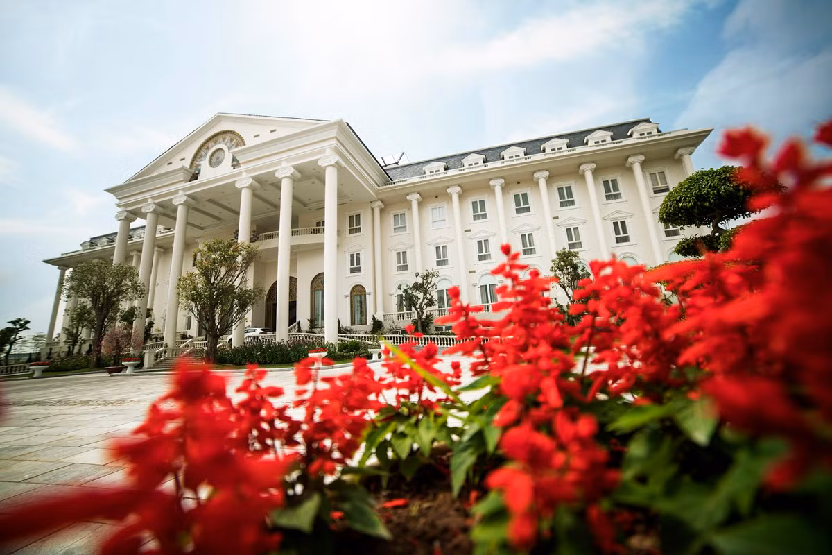 Tại FLC Luxury Resort Vinh Phuc, du khách vừa có thể tận hưởng những tiện ích 5 sao hiện đại, sang trọng, vừa có thể tìm lại sự bình yên, thư thái giữa khung cảnh thiên nhiên tươi đẹp.