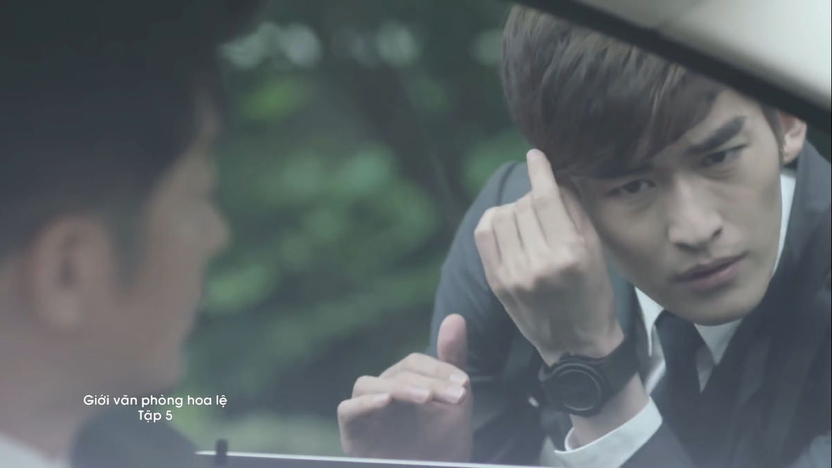 Lý Tưởng bắt gặp nhưng giả vờ soi gương không nhìn thấy.