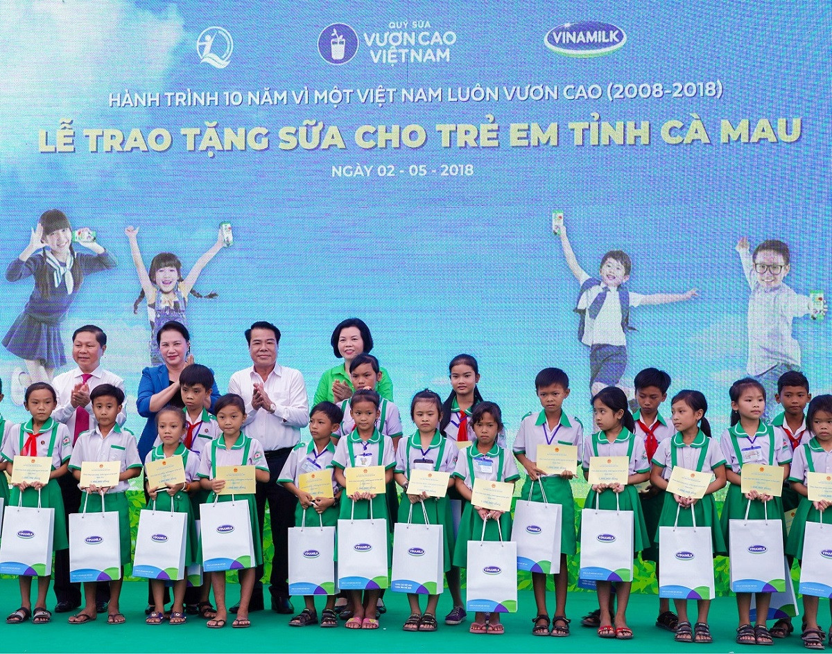 Vinamilk trong 100.000 cay xanh, trao tang 66.000 ly sua tai Ca Mau-Hinh-7