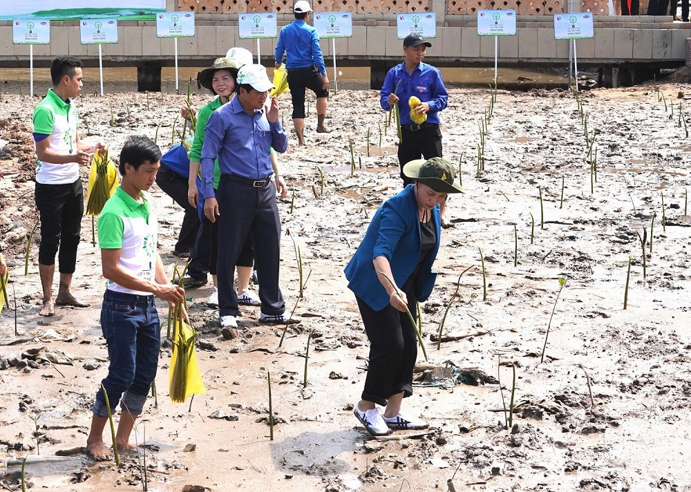 Vinamilk trong 100.000 cay xanh, trao tang 66.000 ly sua tai Ca Mau-Hinh-10