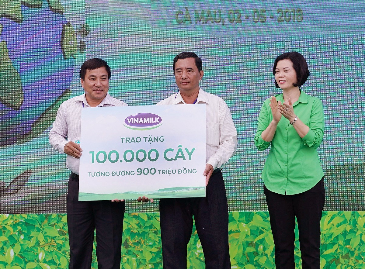 Vinamilk trong 100.000 cay xanh, trao tang 66.000 ly sua tai Ca Mau-Hinh-5
