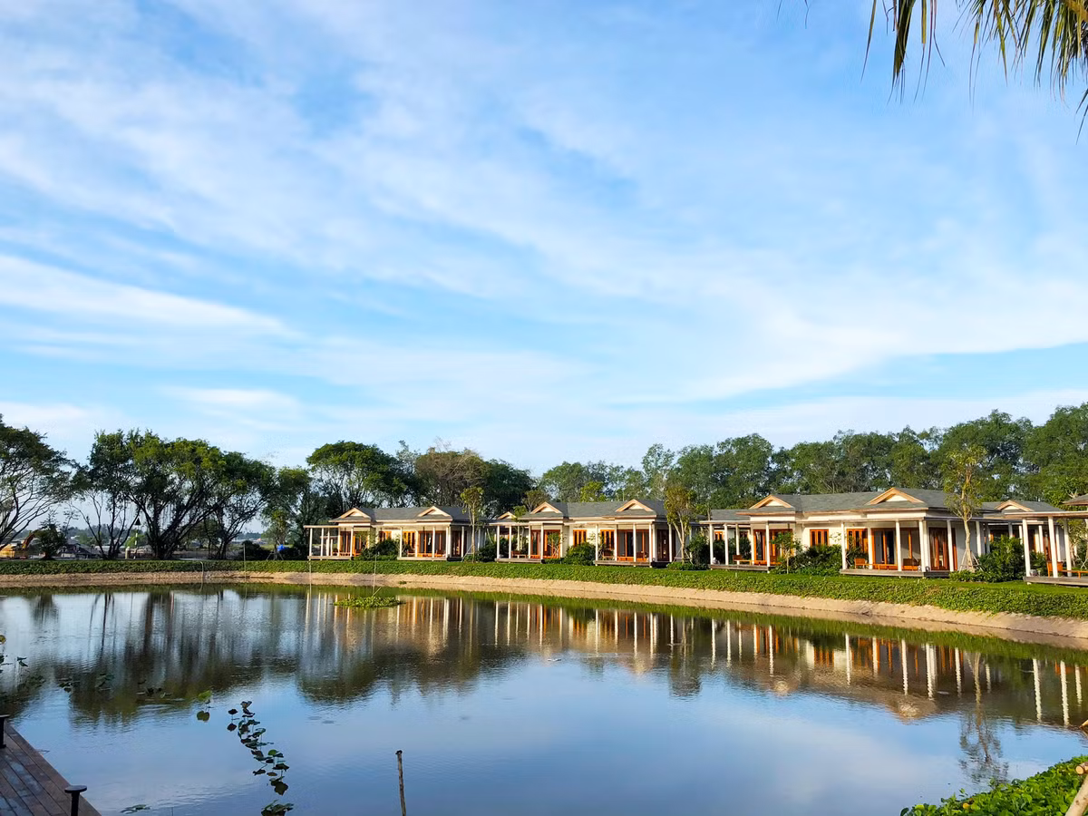 Bungalow nhìn từ hồ sinh thái.