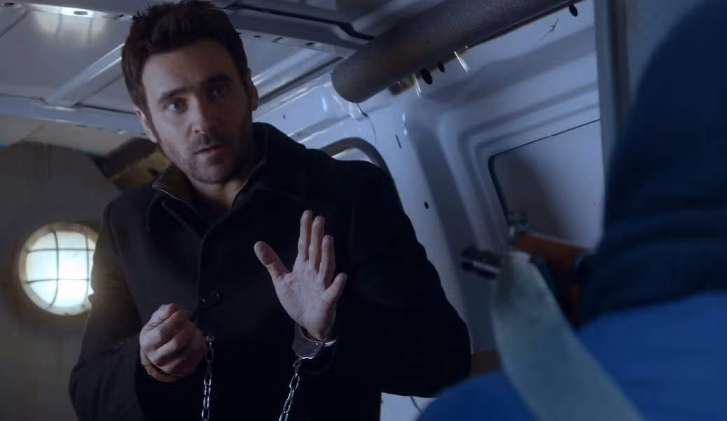 Jake bị ép mở còng tay.